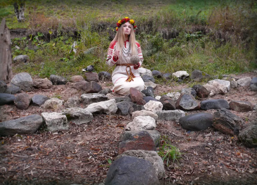 Олюшка и Голубь — художественная фотография Вячеслава Ларионова (серия «Поморские виденья», 2016 г.)